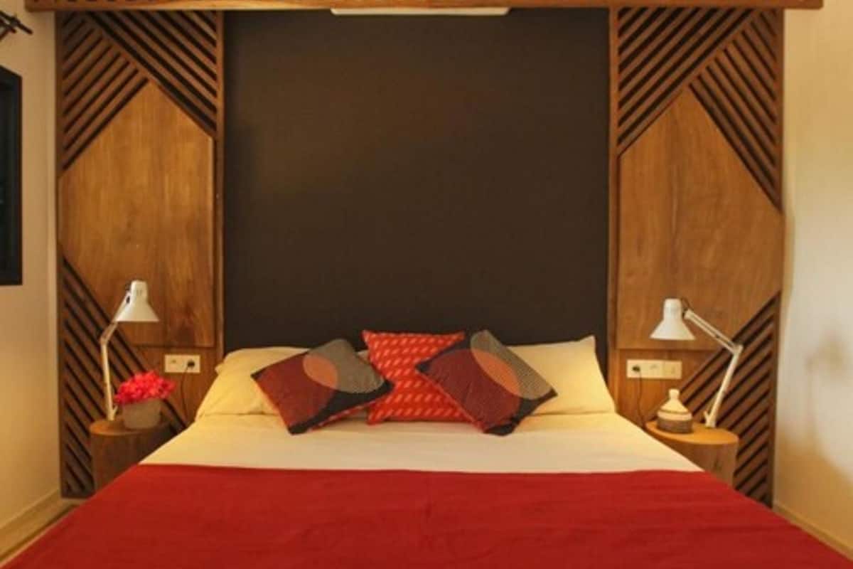 comfort single room, balcony | minibar, individually decorated, desk, rollaway beds