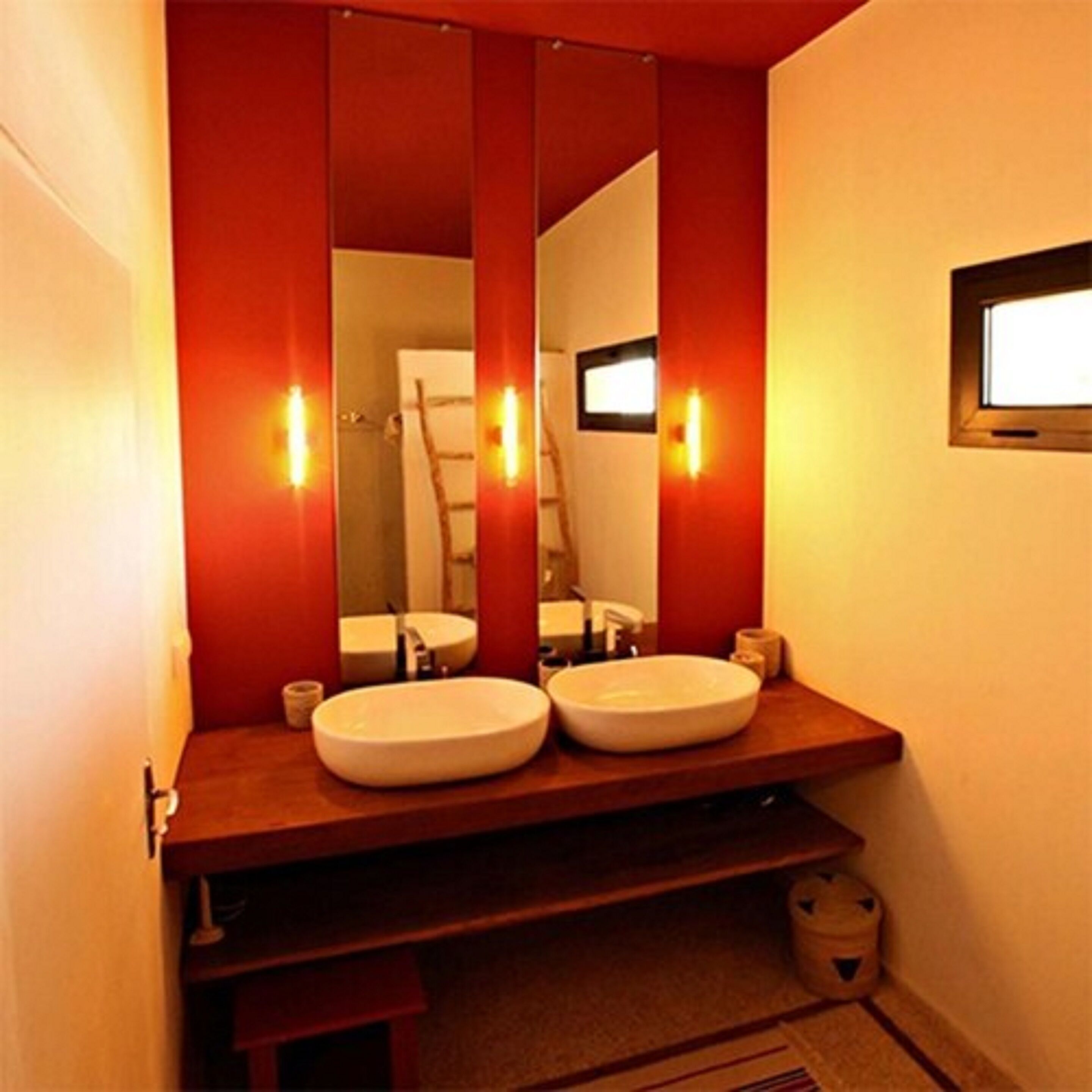 suite, balcony, garden view | bathroom sink