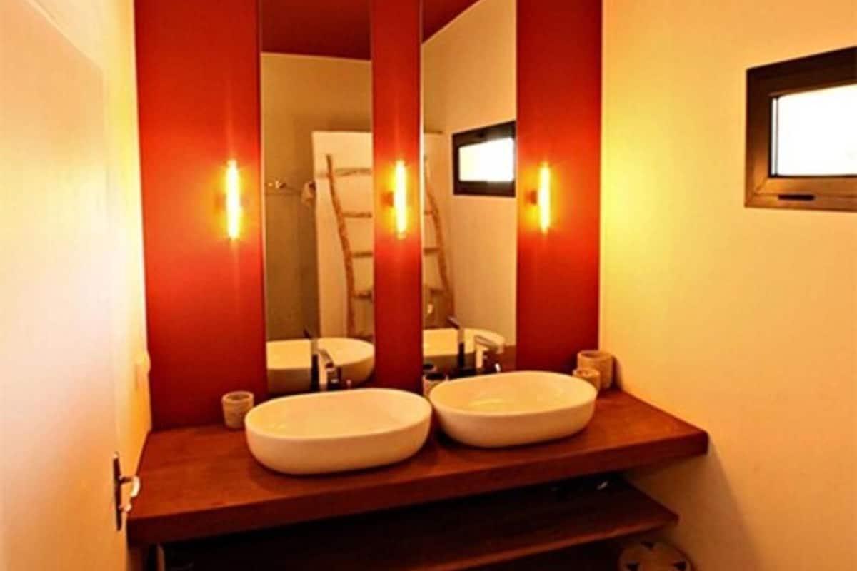 suite, balcony, garden view | bathroom sink