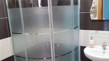 Douche, douche à « effet pluie », articles de toilette gratuits