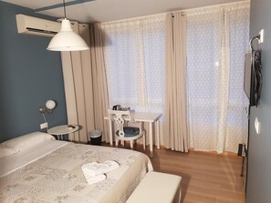 4 bedrooms, blackout curtains, free WiFi, bed sheets - Pension Arena Alicante (Alicante)