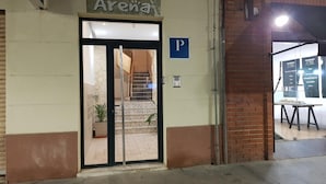La entrada al Pension Arena, con una escalera visible que conduce al interior.