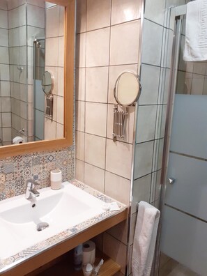 Shower, rainfall showerhead, free toiletries, hair dryer - Pension Arena Alicante (Alicante)