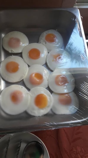 A tray of fried eggs. - Sukhothai Porncharoen Resort & Spa (Kong Krailat)