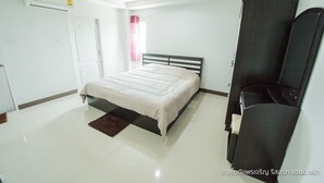 Een slaapkamer met een bed, een kledingkast en een airconditioning.