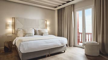 Superior kamer, 1 queensize bed | Een kluis op de kamer, geluiddichte muren, een strijkplank/strijkijzer