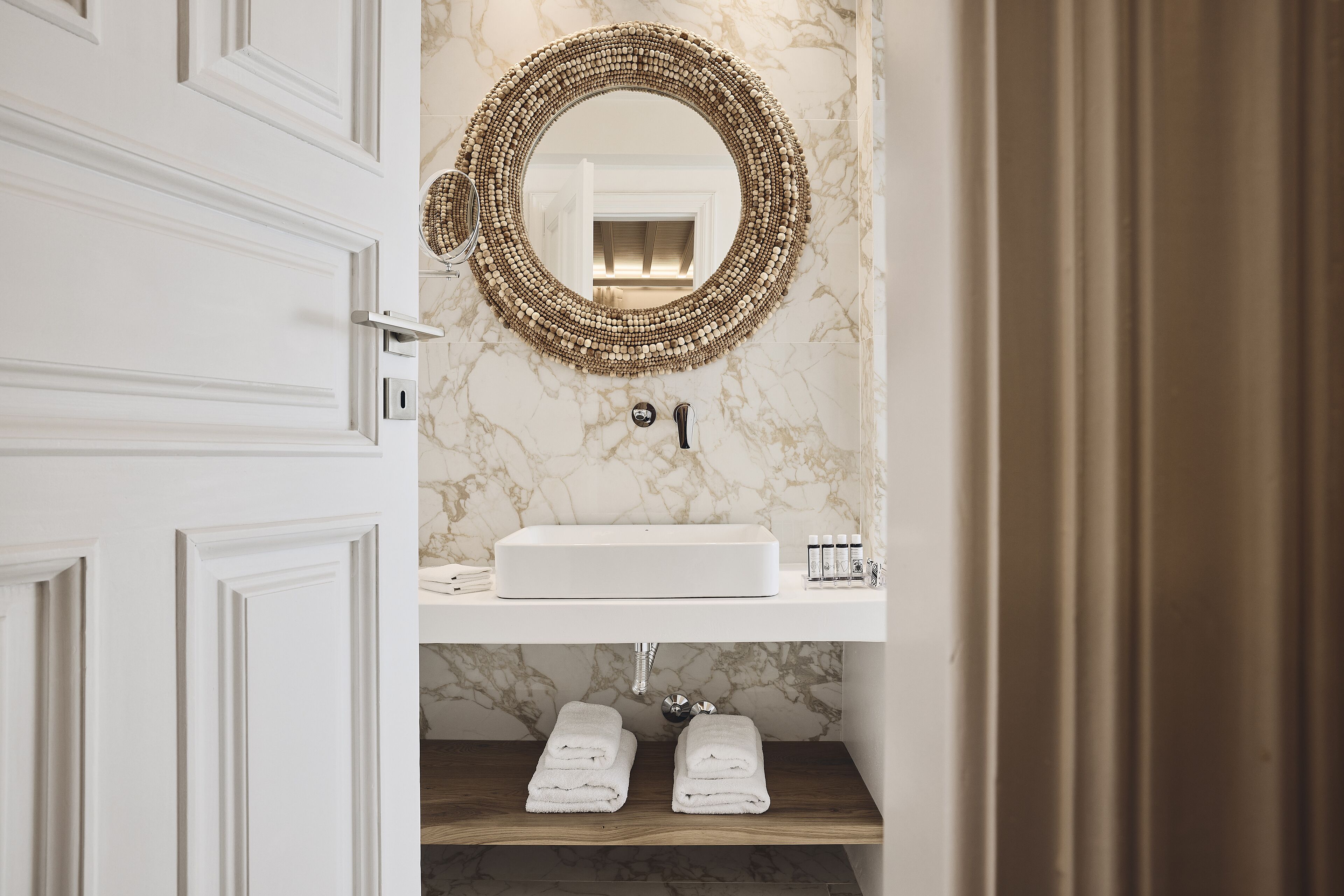 Superior Room, 1 Queen Bed | Bathroom | Shower, free toiletries, hair dryer, towels