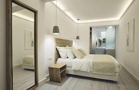 Deluxe Room, 1 Queen Bed | In-room safe, soundproofing, iron/ironing board, cribs/infant beds