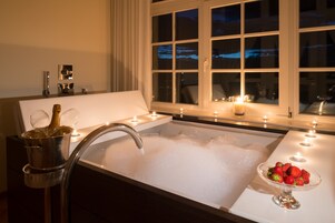 Salas de tratamiento para parejas, un sauna, una bañera de hidromasaje