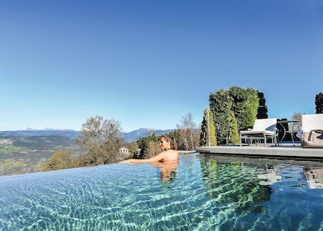 Una piscina al aire libre de temporada