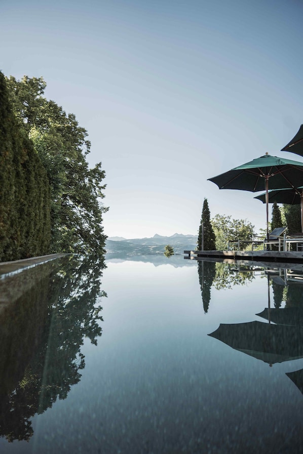 季节性开放的室外游泳池