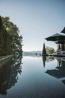 Una piscina al aire libre de temporada