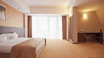 Executive Double Room, 1 Queen Bed | Minibar, in-room safe, desk, blackout drapes