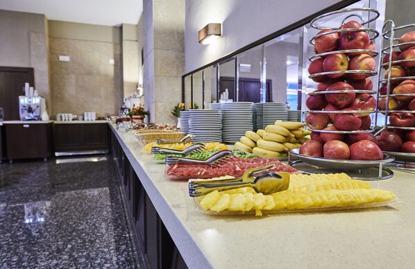 Free daily buffet breakfast 