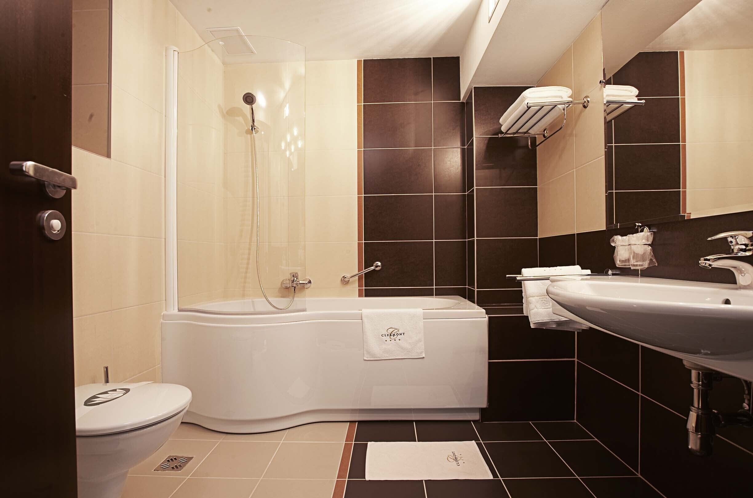 Un baño moderno con bañera, inodoro y lavamanos.