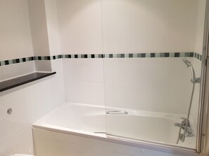 Apartment, 2 Bedrooms | Bathroom | Combined shower/tub, free toiletries, hair dryer, towels