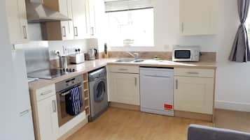 Apartment, 2 Bedrooms | Private kitchen | Fridge, microwave, oven, stovetop