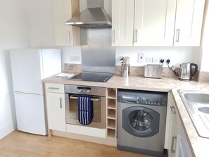 Apartment, 2 Bedrooms | Private kitchen