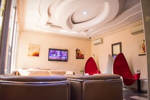 Bar (on property) - Primal Hotel (Lagos)