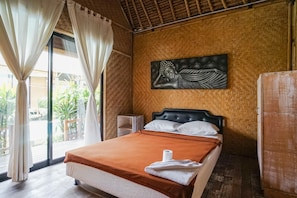 Premium bedding, desk, free WiFi, bed sheets - Moon Bamboo (Canggu)