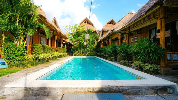 Una piscina al aire libre