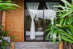 Sengetøy av topp kvalitet, skrivebord, wi-fi (inkludert) og sengetøy