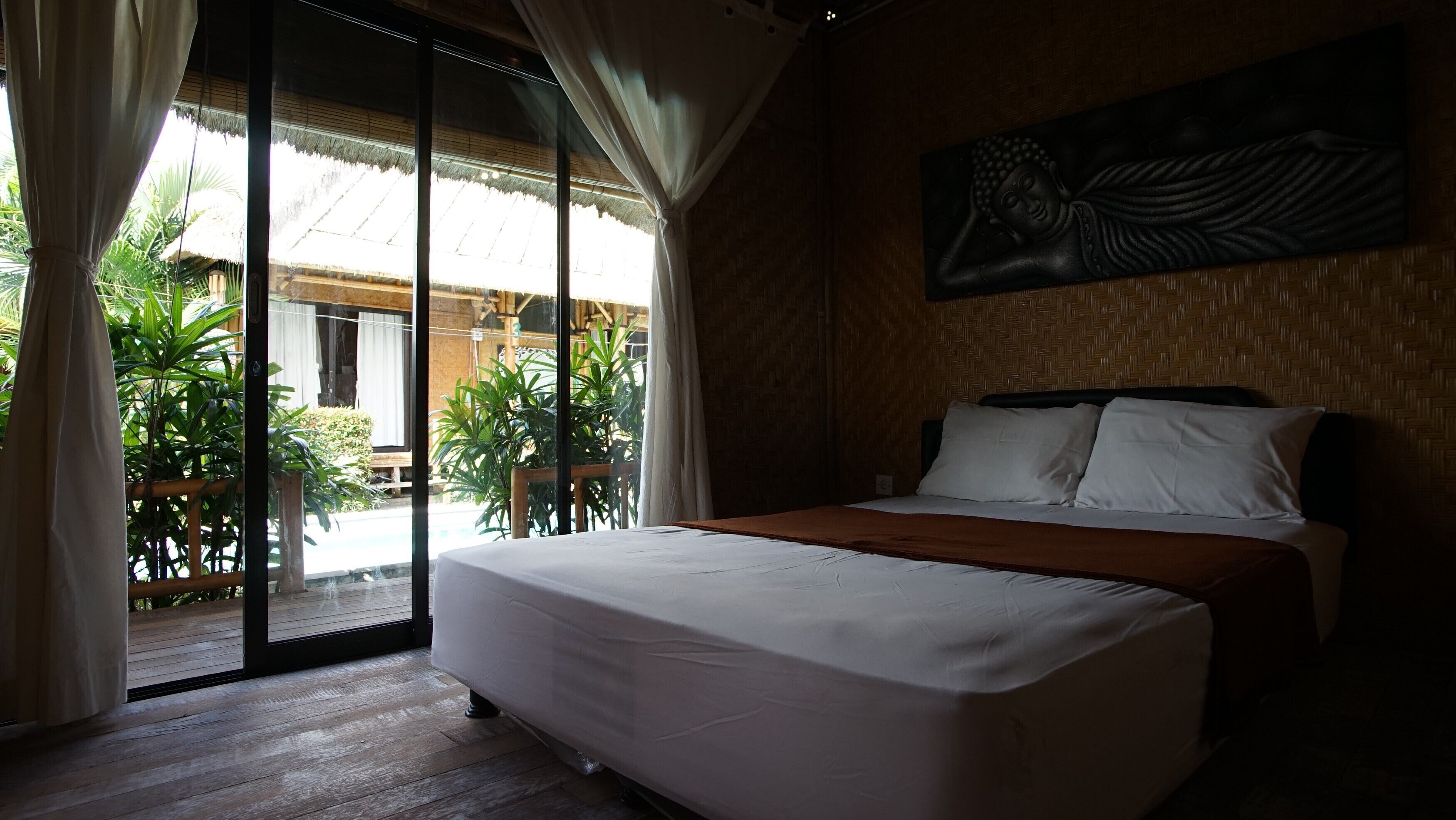 Premium bedding, desk, WiFi (free), bed sheets