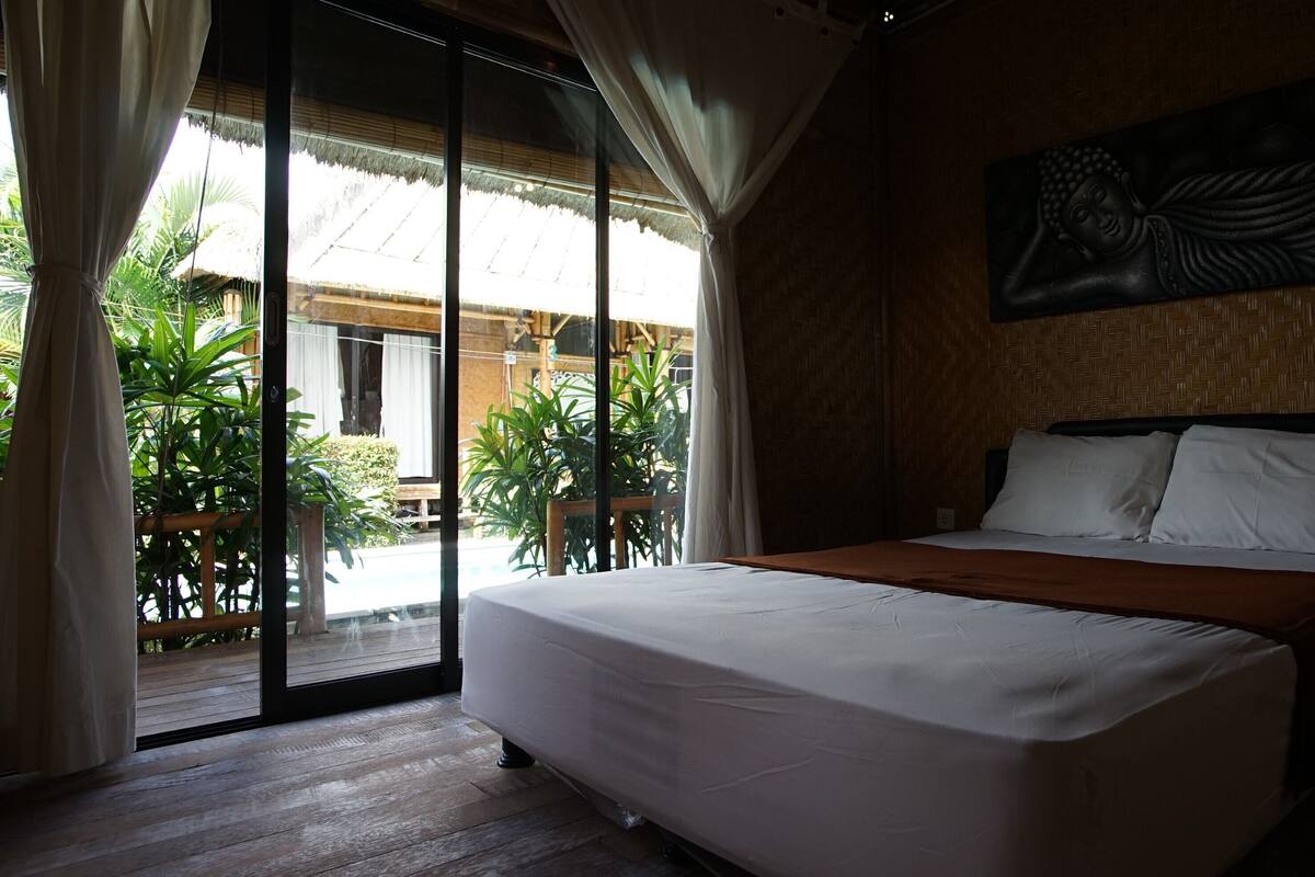 Premium bedding, desk, WiFi (free), bed sheets