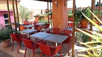 Daily cooked-to-order breakfast (EUR 14.50 per person)