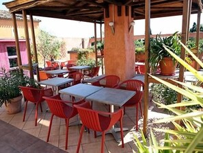 Daily cooked-to-order breakfast (EUR 14.50 per person)