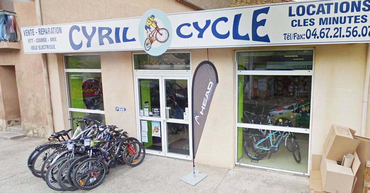 Un magasin de vélos appelé « CYRIL CYCLE » expose une variété de vélos à l’extérieur.