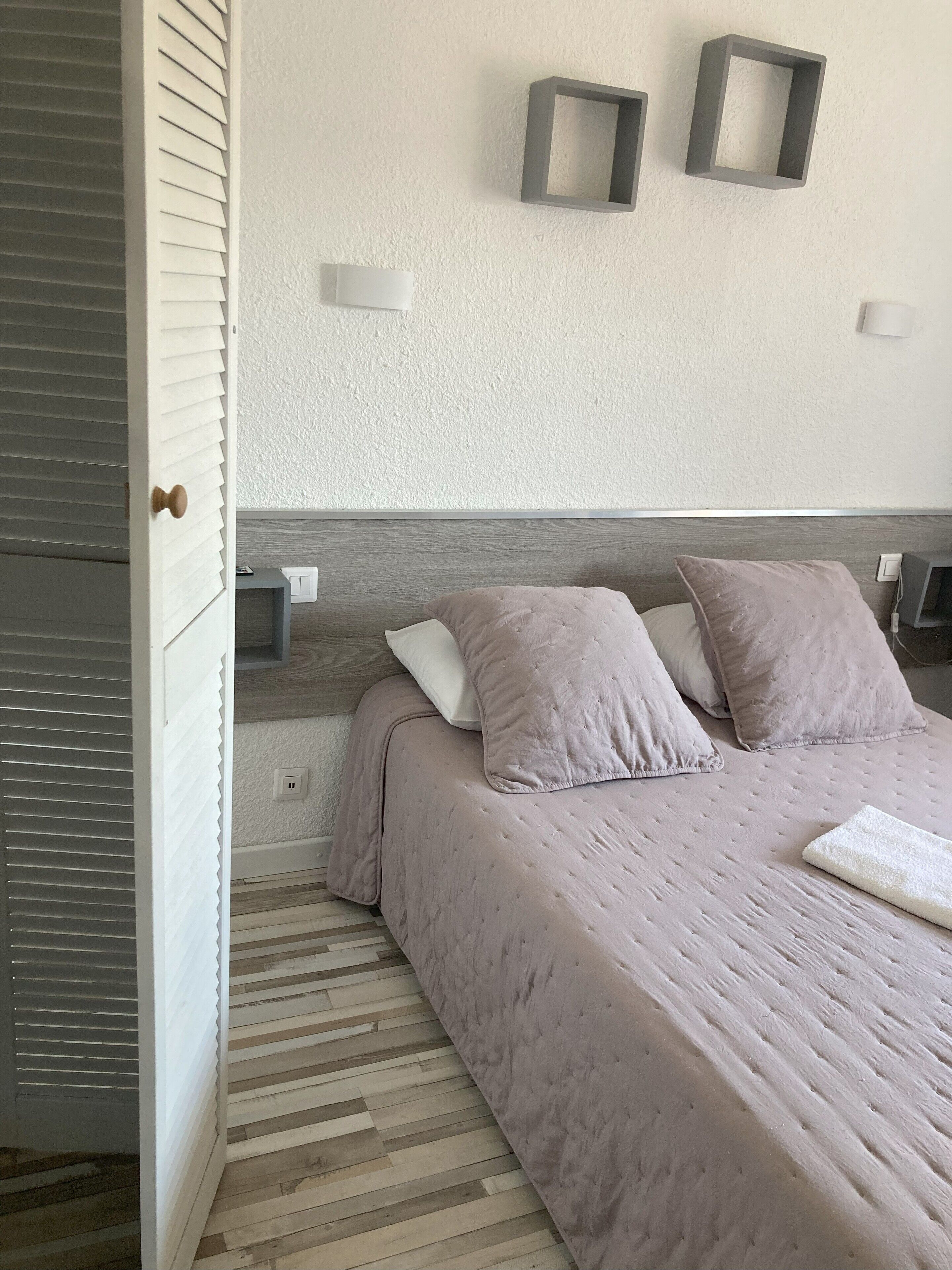 double room | premium bedding, soundproofing, free wifi, bed sheets