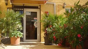 A hotel reception with a sign reading "HOTEL LE GAMBETTA RECEPTION". - Le Gambetta (Vias)