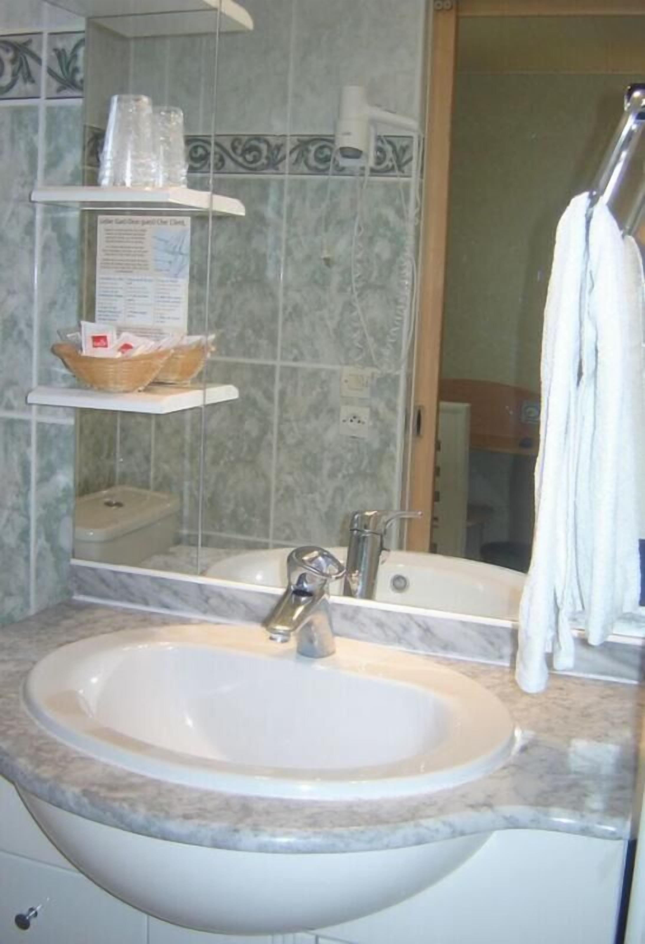 double room | bathroom | shower, free toiletries, hair dryer, towels