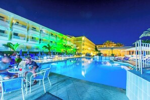 Outdoor pool, pool umbrellas, sun loungers - Poseidon Beach Hotel - All Inclusive (Zakynthos)