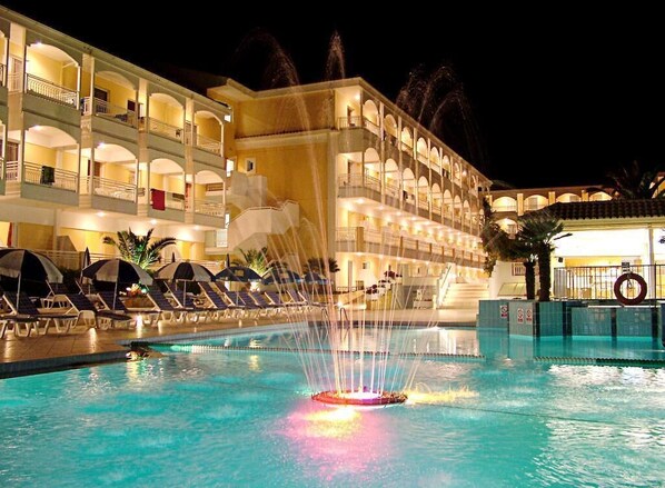 حمّام سباحة خارجي، مظلات على حمّام السباحة، مقاعد للتشمس