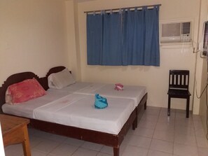 Tweepersoonskamer | 1 slaapkamer, een bureau