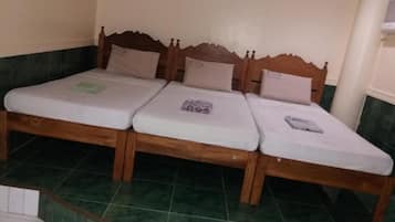 1 camera, una scrivania