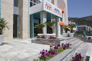 Vista frontal de la propiedad