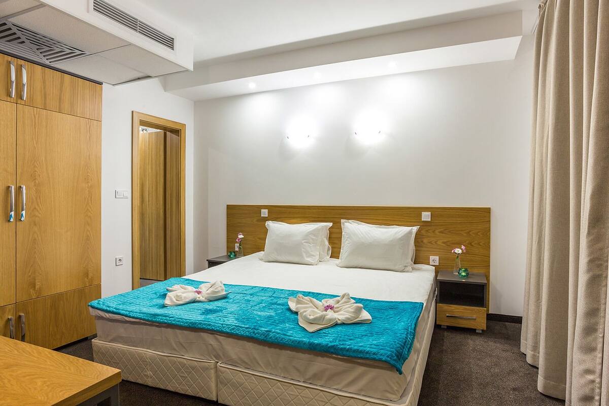 Executive Apartment, 2 Bedrooms | Desk, WiFi (free), bed sheets