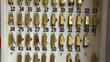 Un porte-clés mural avec 53 clés numérotées, de 1 à 53.