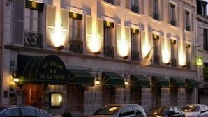A multi-story building with a row of windows and a ground-level entrance with awnings. - Relais de la Poste (Pithiviers)