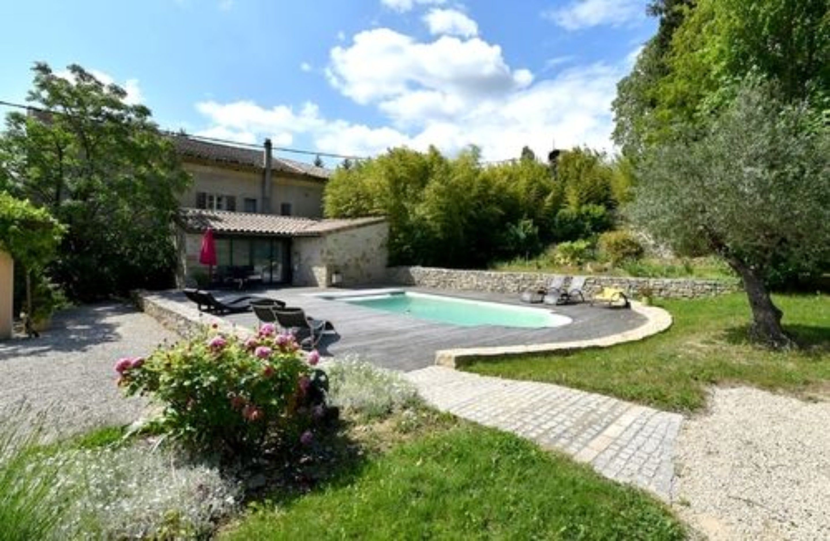 Una piscina al aire libre
