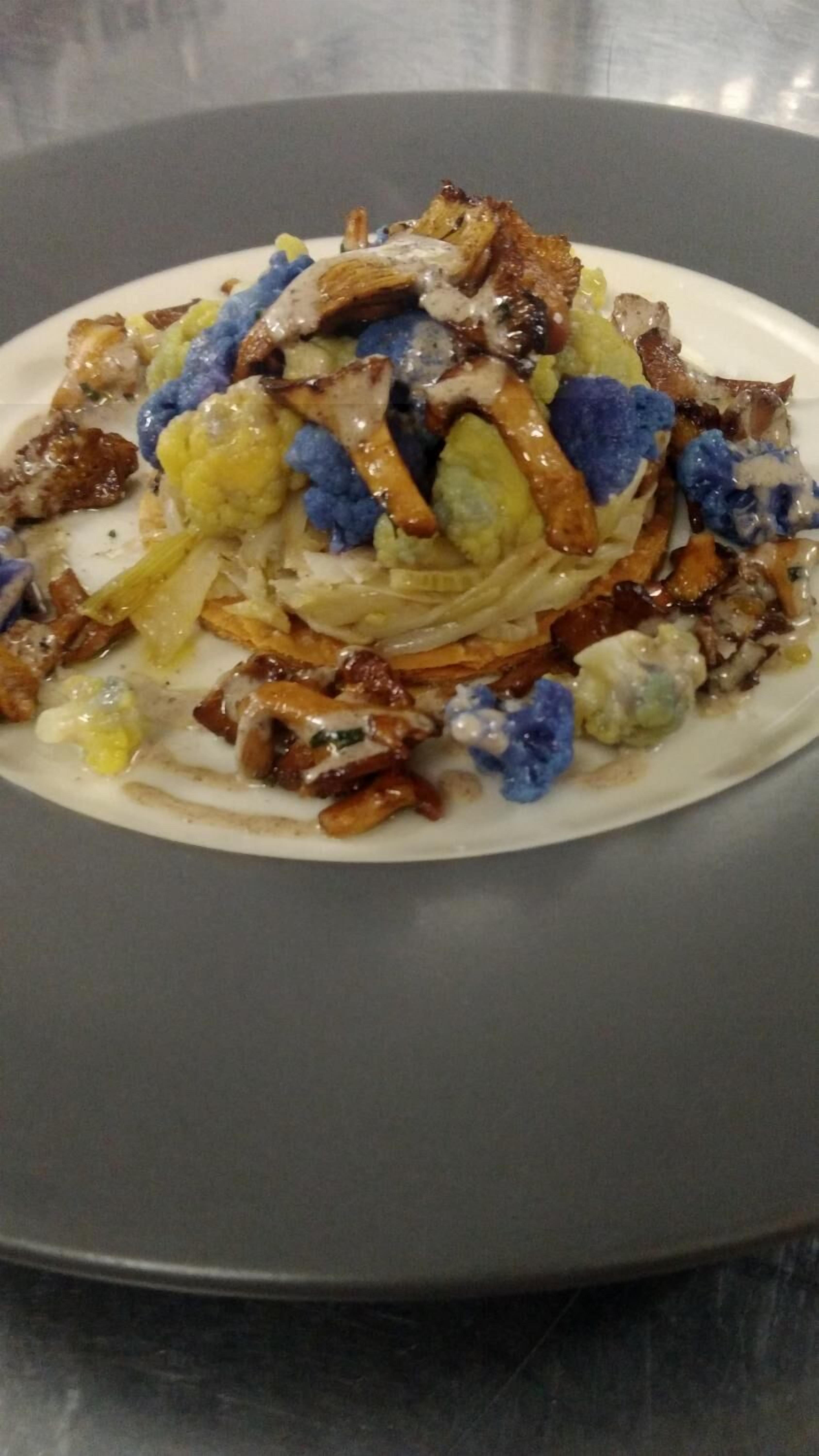 Un plato de comida con diversos ingredientes y salsas.