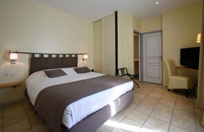 Iron/ironing board, rollaway beds, free WiFi - Hôtel Le Relais Du Vivarais (Viviers)