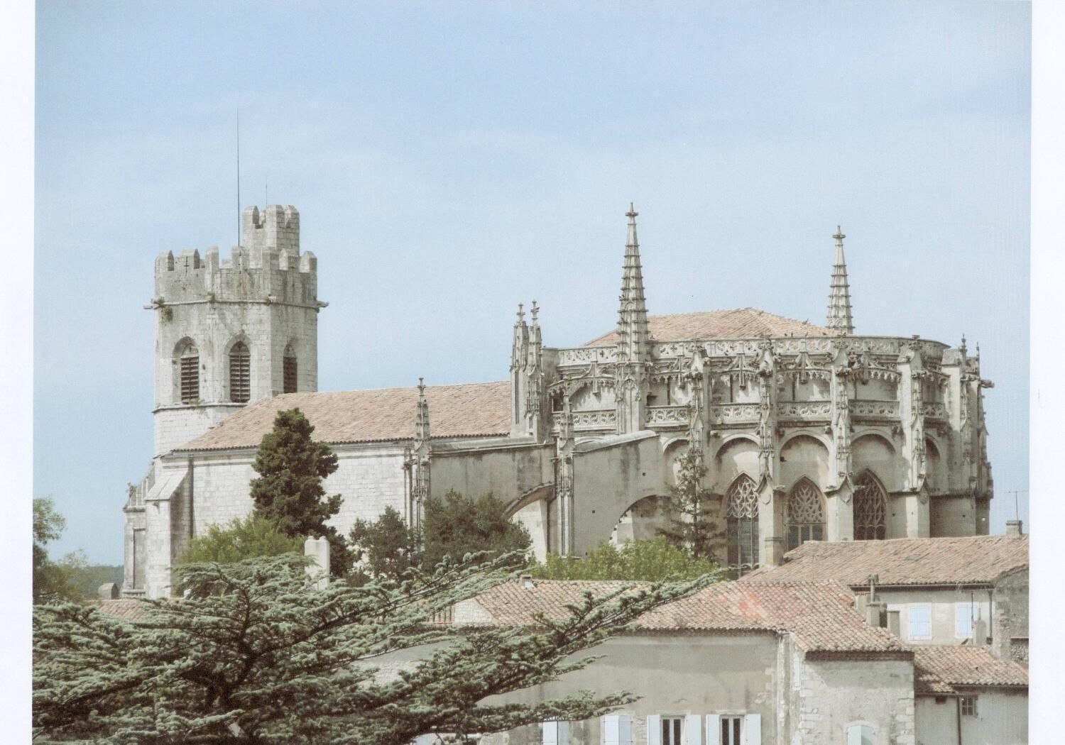 Uma catedral histórica com uma torre imponente e fachada detalhada.