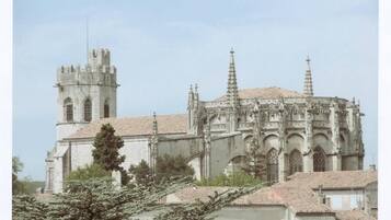 Uma catedral histórica com uma torre imponente e fachada detalhada.