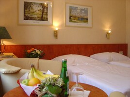 Habitación estándar doble, no fumadores | Minibar, caja fuerte, escritorio y tabla de planchar con plancha