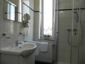 Ducha, artículos de higiene personal gratuitos y secador de pelo