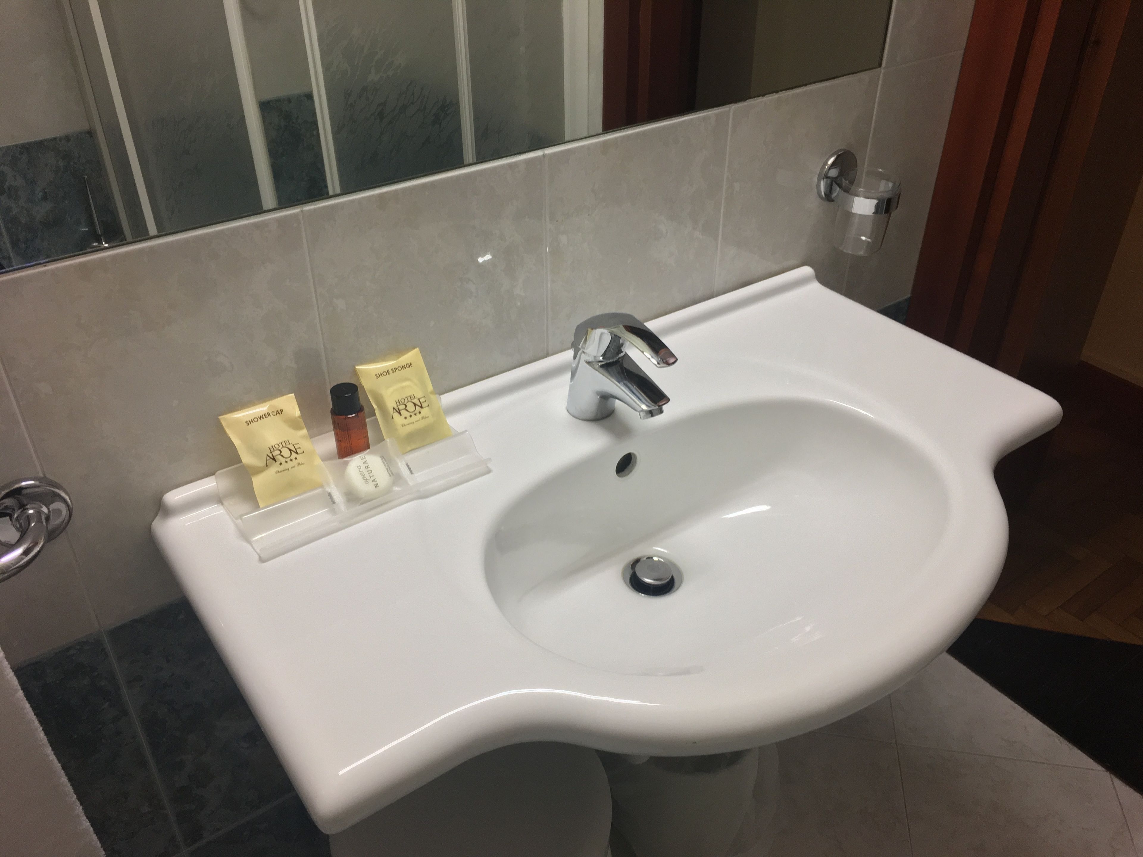 economy single room | bathroom | deep-soaking bathtub, free toiletries, hair dryer, bidet